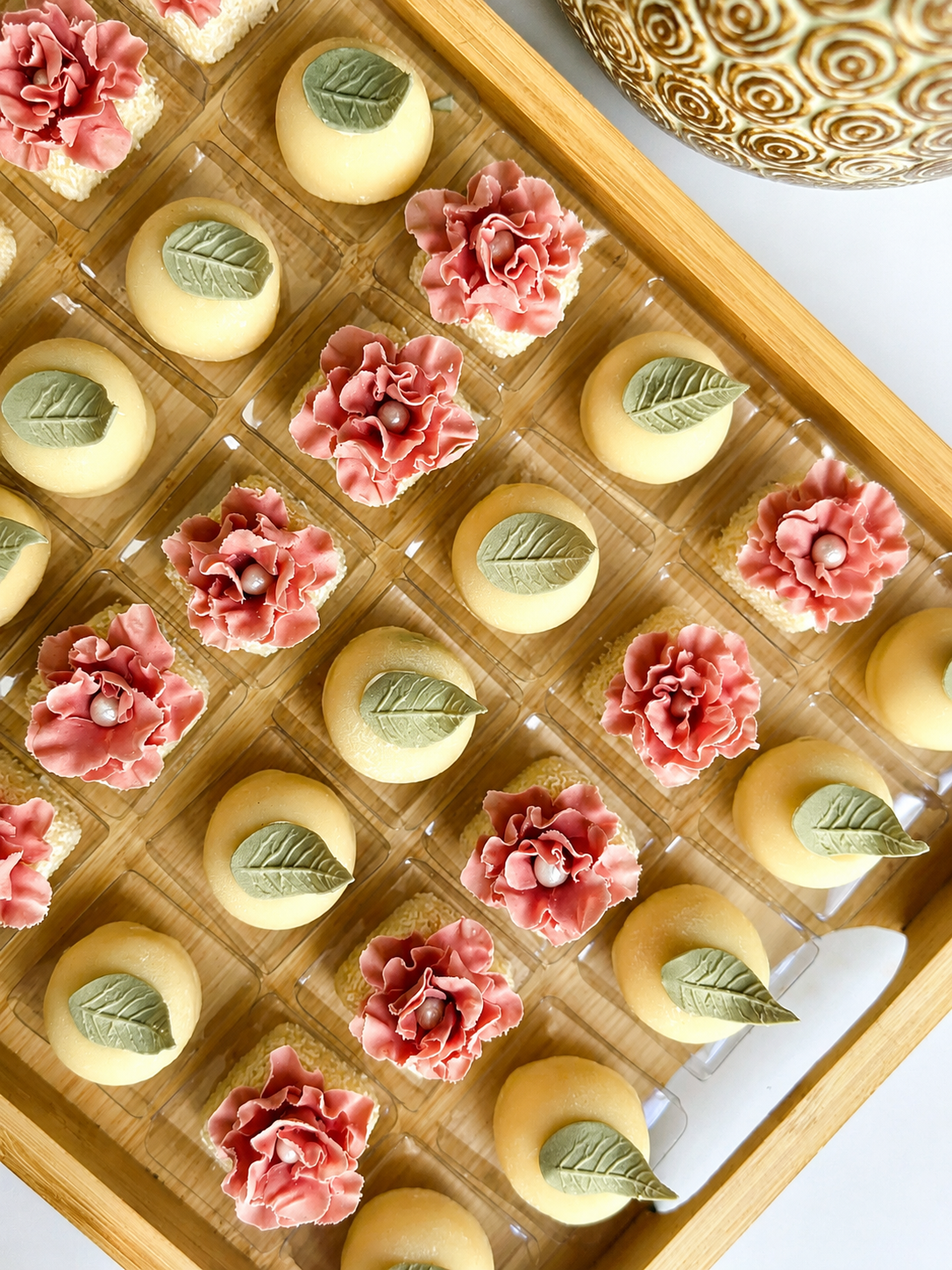 Bandeja de brigadeiros com mini flores de açúcar