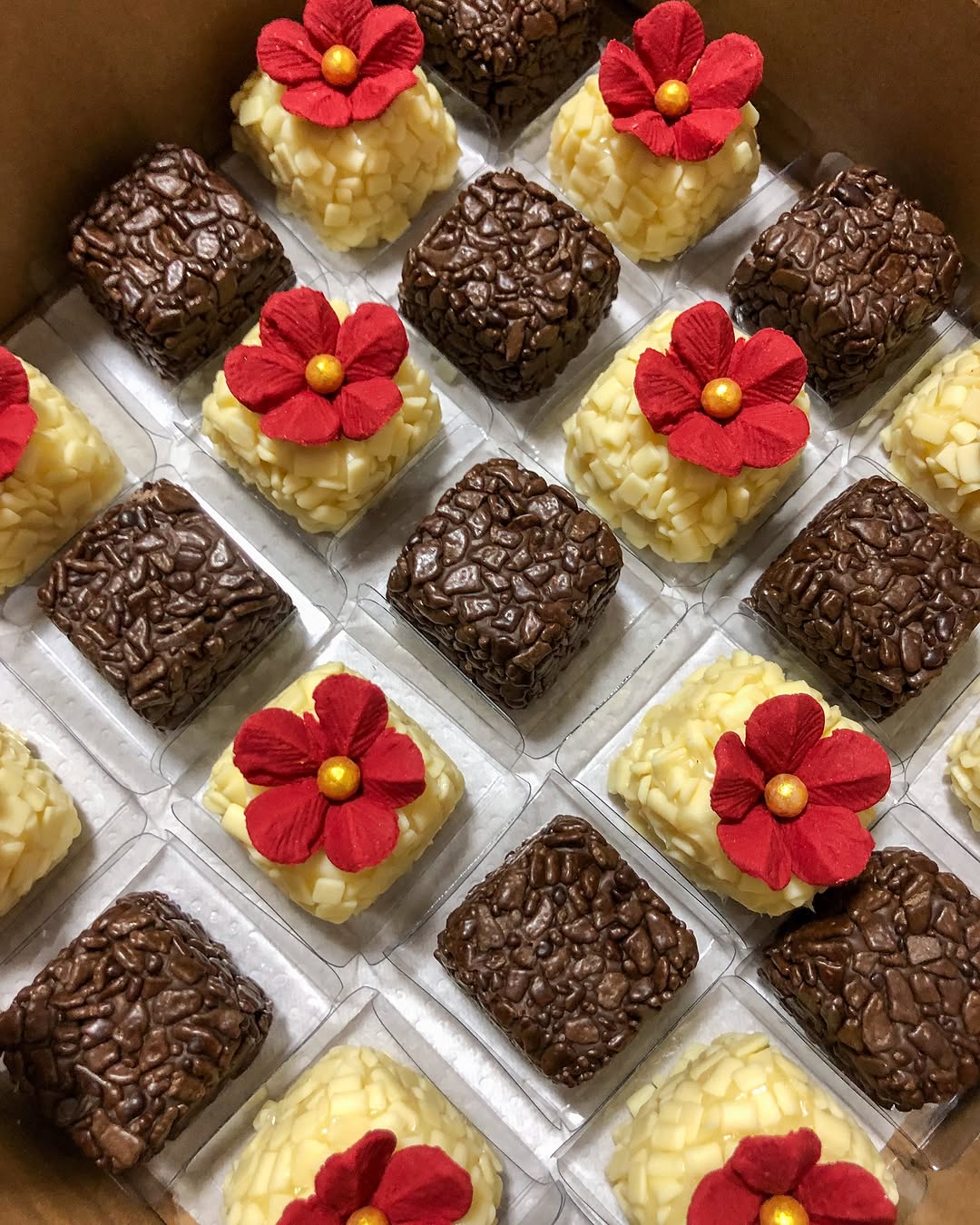 Caixa de brigadeiros com flores vermelhas