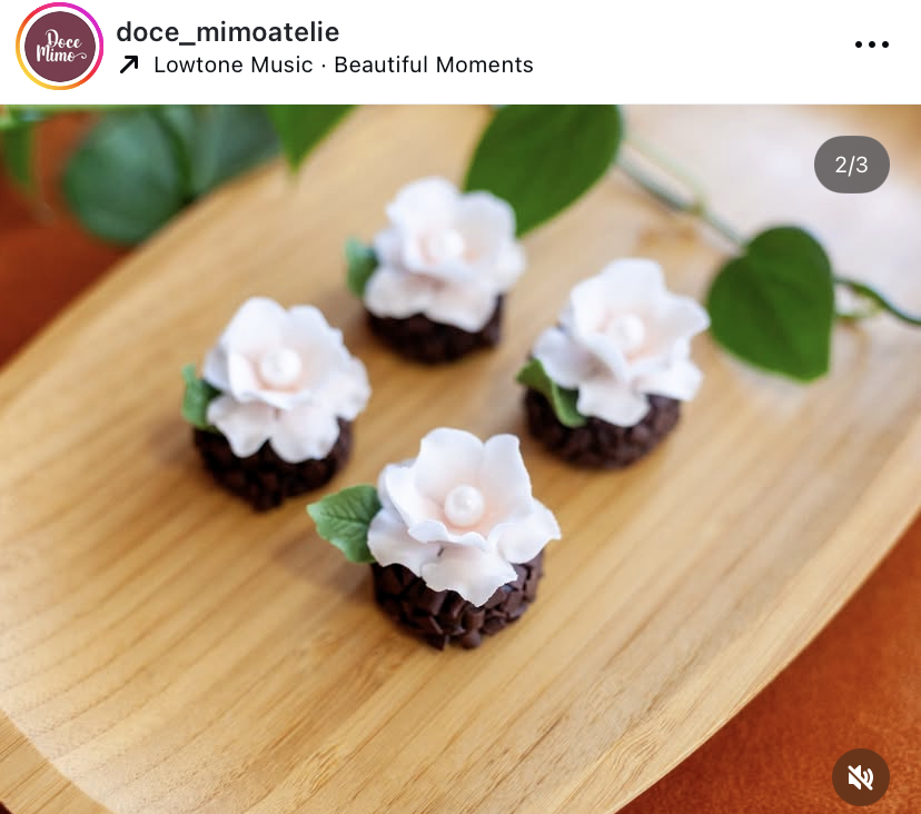 Brigadeiros com flores brancas