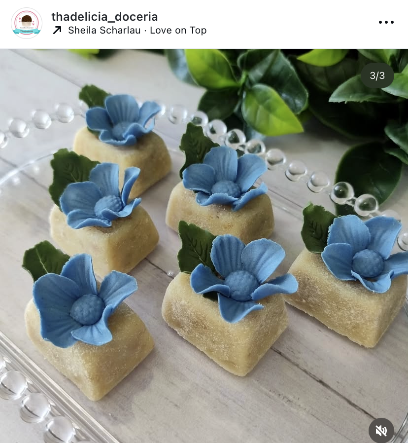Doces florais azuis
