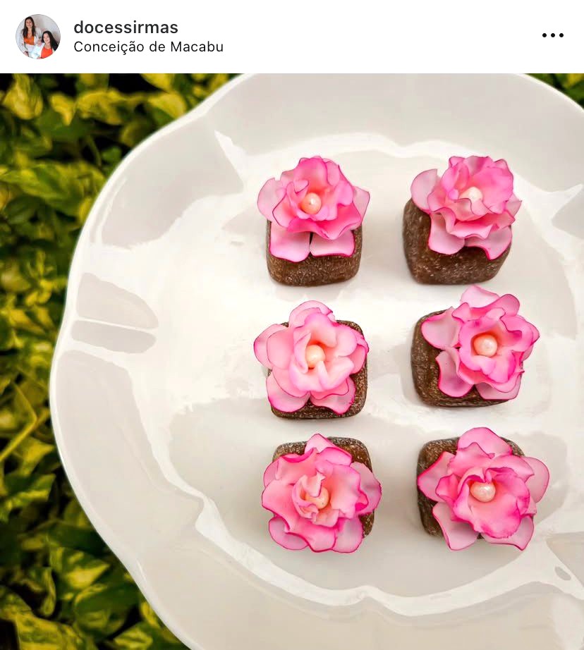 Brigadeiros com mini flores rosas de açúcar