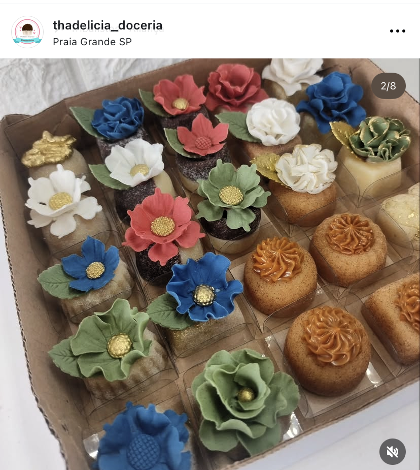 Caixa com variedade de doces florais